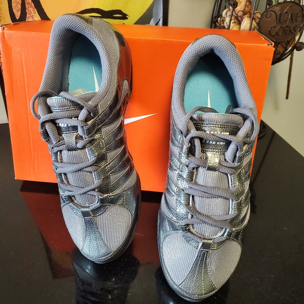 WMNS NIKE MUSIQUE IV/ SZ8.5